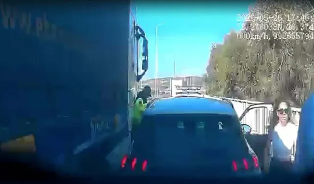 İzmir Çeşme'de kaza: Arızalanan otomobil için önlem alan askere tır çarptı!