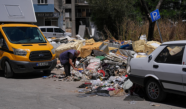 İzmir'de Karabağlar Sanayi Sitesi’nde çöp tepkisi: Çöplüğün içinde yaşıyoruz!