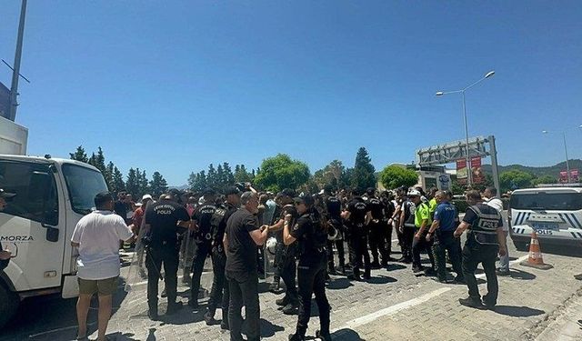Muğla Marmaris'te esnaf belediyeye yürüdü: Arbede yaşandı!