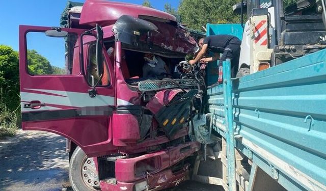 Manisa'da feci kaza: Kamyonlar kafa kafaya çarpıştı! Ölü ve yaralılar var