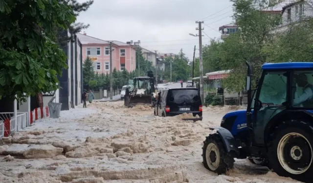 Afyonkarahisar'da dolu yağışı: Cadde ve sokaklar beyaza büründü!