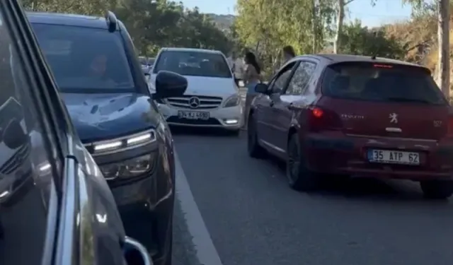 İzmir Foça'da trafikte tartışma: Araçtan inen kadın sürücü otomobili tekmeledi!