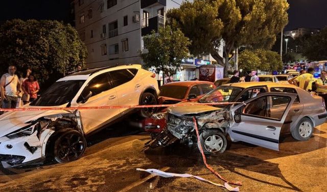 İzmir'de feci kaza: Kalp krizi geçirip park halindeki araçlara çaptı!