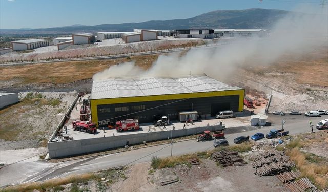 Kütahya’da fabrikada yangın çıktı: Alevler 2 saatte kontrol altına alındı!