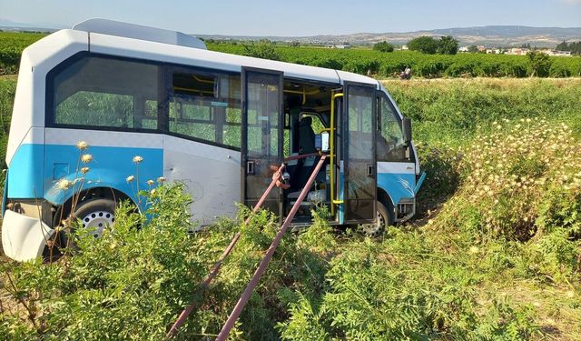 Manisa'da halk minibüsü kaza yaptı: 1'i ağır 6 yaralı var!