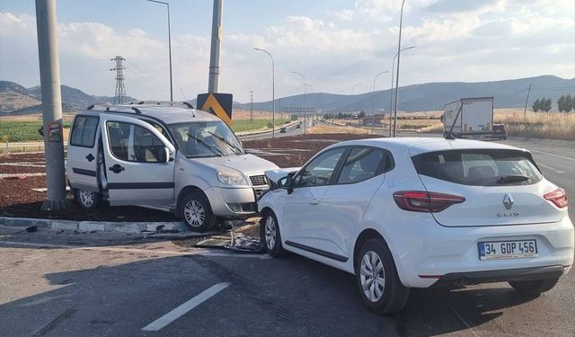 Afyonkarahisar'da iki araç çarpıştı: Çok sayıda yaralı var!