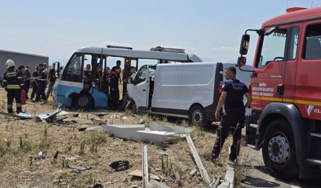 Manisa’da midibüsle panelvan çarpıştı: 1 kişi hayatını kaybetti, 10 yaralı var!