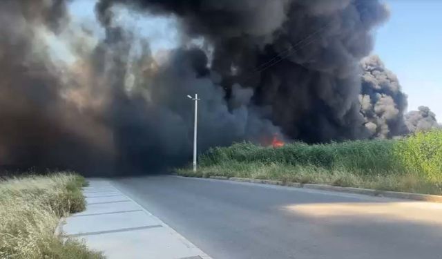 İzmir Menemen'de geri dönüşüm fabrikasında yangın: Dumanlar gökyüzünü kapladı!
