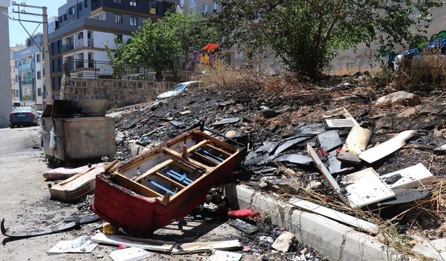 İzmir'de korkutan yangın: Alevler 2 araca sıçradı!