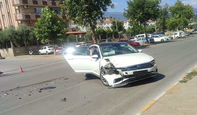 İzmir'de otomobille cip çarpıştı: Çok sayıda yaralı var!