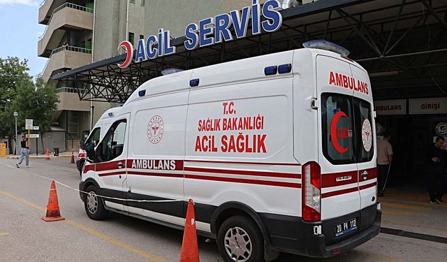 Denizli&amp;#039;de bıçaklı kavga: 15 yaşındaki çocuğun bıçakladığı kişi hayatını ka