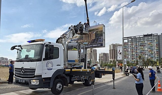 İzmir Büyükşehir Belediyesi Karşıyaka’da 20 reklam ünitesini kaldırdı!