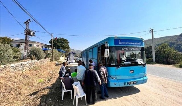 İzmir'de Belediye otobüsünde ÜCRETSİZ kıyafet dağıtımı başladı! Tek tek ilçeleri geziyor