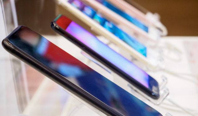 YÜZDE 40 teknoloji İNDİRİMİ bugün başladı! Cep telefonu 4.790 TL ve Elektrikli süpürge 799 TL'ye düştü