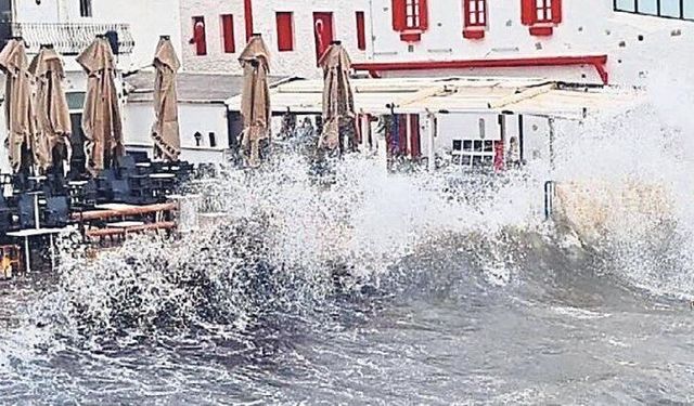 Ege Bölgesi'nde fırtına ve sağanak yağış etkili oldu: Çatılar yıkıldı, iş yerlerini su bastı!