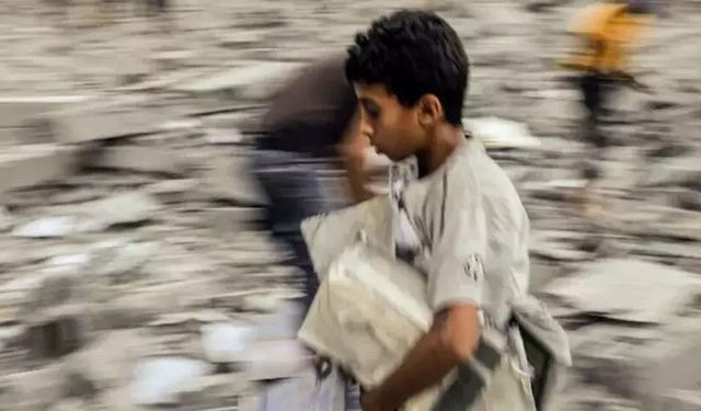 Filler tepişiyor çocuklar ölüyor! Çocuk mezarlığına dönen Gazze’de 19 bin çocuk ailesini arıyor