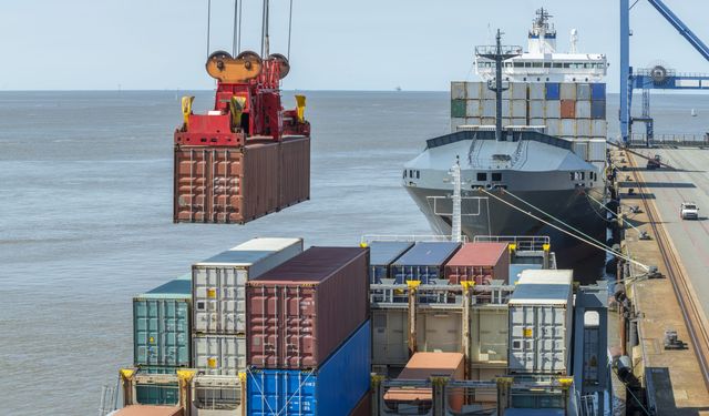 Ege Bölgesi 100 dolarlık ithalata karşılık 203 dolar ihracat yaptı