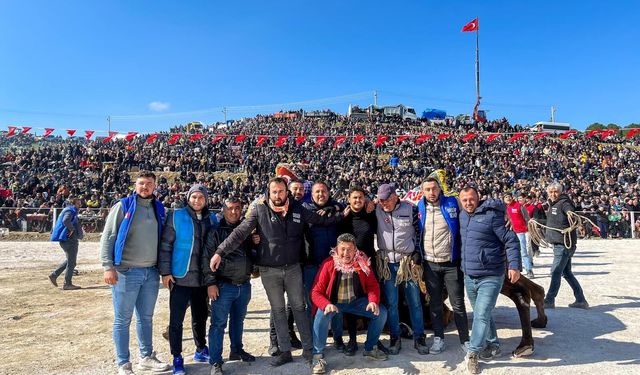 Kınık'ta düzenlenen Geleneksel Deve Güreşleri büyük ilgi gördü