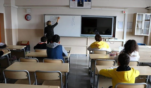 Öğrencileri üzecek düzenleme: Tatil günleri kısalacak!