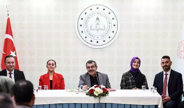 Bakan duyurdu: Okullardaki tüm müfredat değişecek