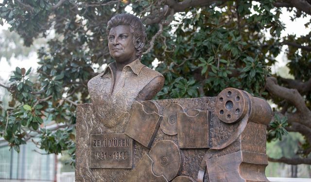 Sanat güneşi Zeki Müren’in heykeli Kültürpark’ta