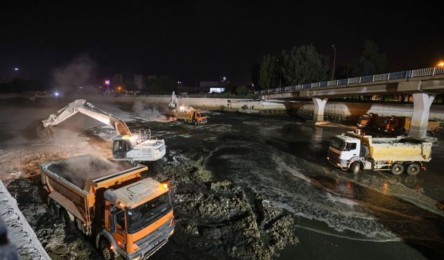 İZSU’dan Meles Çayı ve Arap Deresi’nde gece mesaisi
