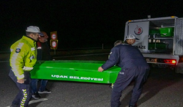 Uşak'ta feci ölüm: Karşıdan karşıya geçmek isterken 2 otomobil birden çarptı!
