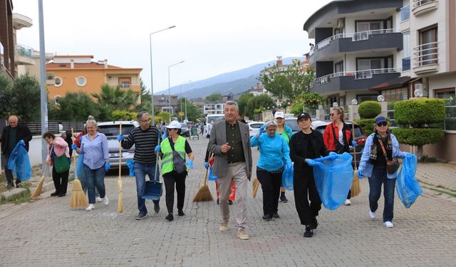 Güzelbahçe’de Halk-Belediye Birlikte Sokakları Temizledi 
