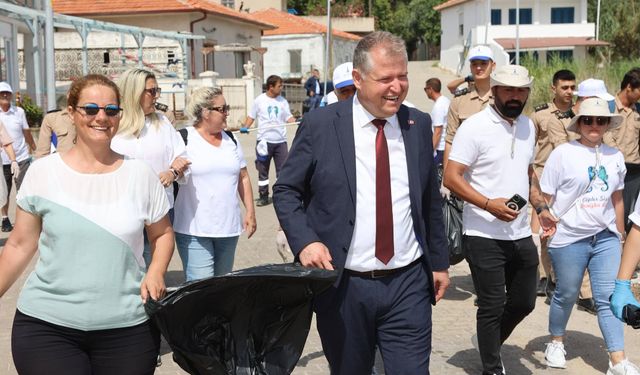 Urla’da  45 Dakikada 332 Kg Çöp Toplandı 
