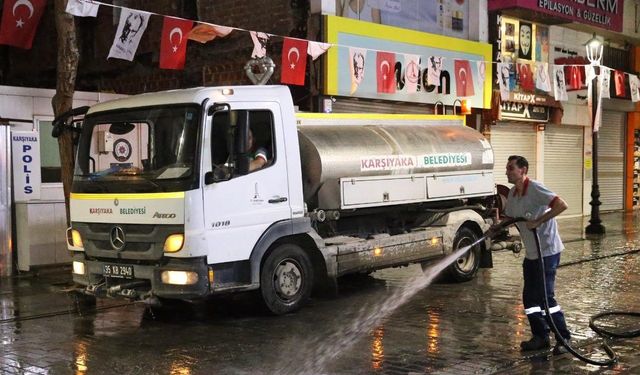 Karşıyaka Çarşısı’nda Dip Bucak Gece Temizliği 