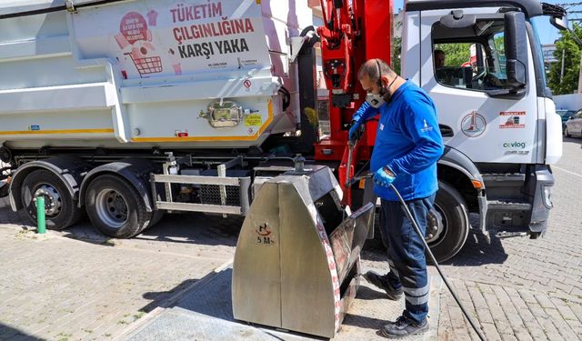 Karşıyaka’da Çöp Konteynırları Tek Tek İlaçlanıyor