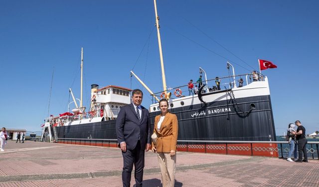 Başkan Tugay Samsun’da Bandırma Vapuru’nu Ziyaret Etti  
