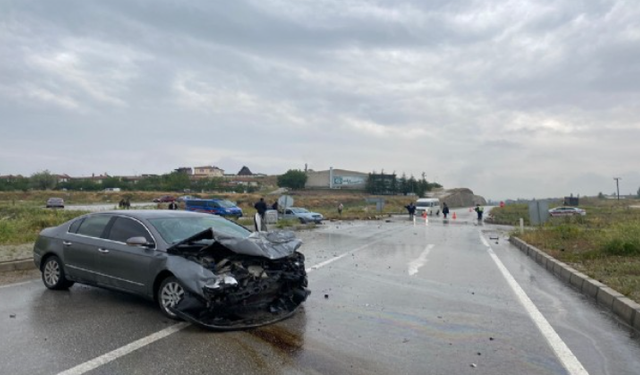 Afyonkarahisar'da otomobiller çarpıştı: Çok sayıda kişi yaralandı!