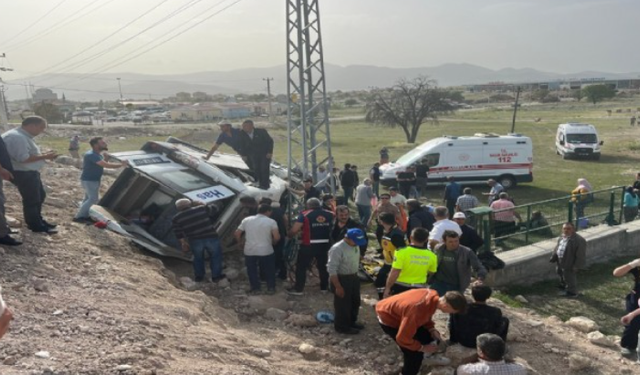 Kütahya'da yolcu minibüsü kaza yaptı: 3'ü ağır 14 yaralı var!