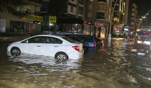 Uşak'ta kuvvetli yağış hayatı felç etti: Uşak - İzmir kara yolu trafiğe kapatıldı!