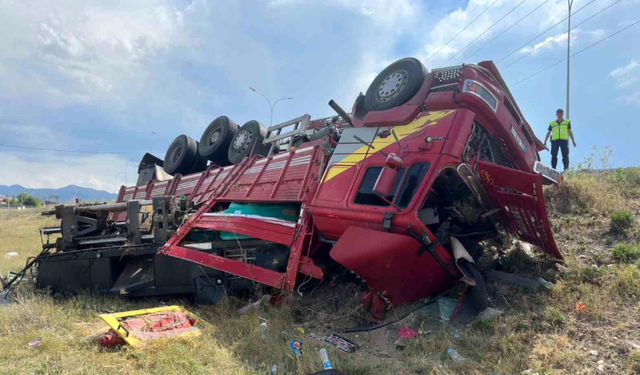 Afyonkarahisar'da kaza: Sürücü 1 saat çalışma sonucu araçtan kurtarıldı!