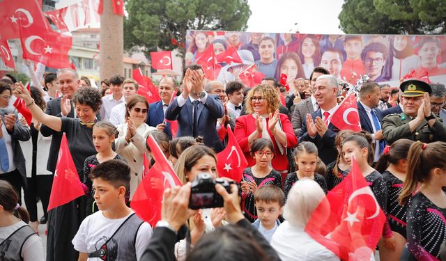 Bergama’da Coşkulu 19 Mayıs Kutlaması 