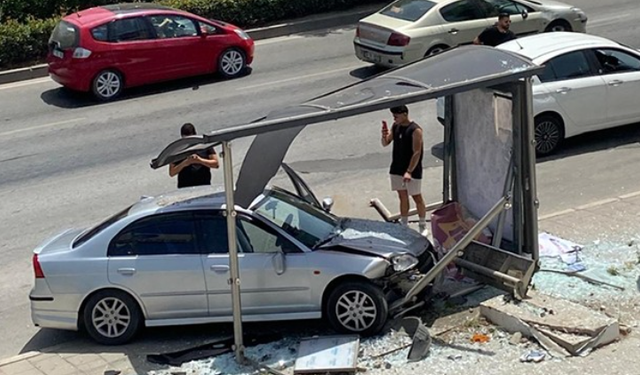 İzmir                                                                                                                                                                                                                                                                                                                                                                                                                                                                                                                                                                                                                                                                                                                                                                                                                                                                                                                                                                                                                                                                                                                                                                                                                                                                                                                                                                                                                                                                                                                                                                                                                                                                                                                                                                                                                                                                                                                                                                                                                                                                                                                                                                       Gaziemir'de otomobil otobüs durağına girdi!