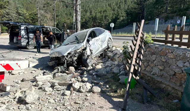 Afyonkarahisar'da kontrolden çıkan otomobil dinlenme tesisinin duvarına çarptı: Yaralılar var!