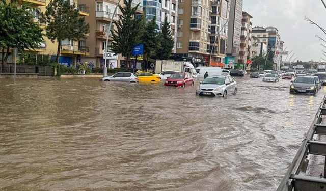 Uşak'ta sağanak yağış hayatı felç etti: Ev ve iş yerlerini su bastı!