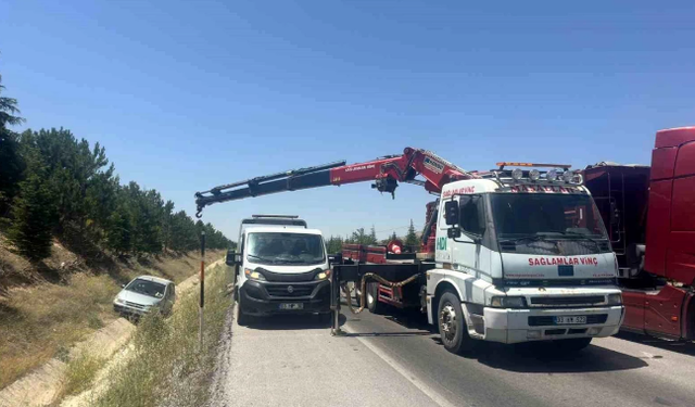 Afyonkarahisar'da otomobil şarampole devrildi: Yaralılar var!