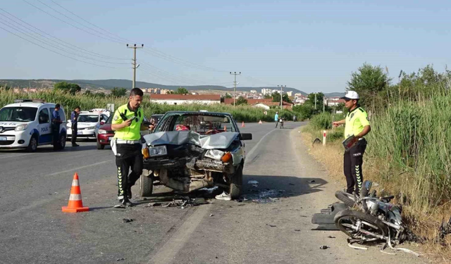 Kütahya'da otomobille motosiklet çarpıştı: 1'i ağır 2 yaralı var!