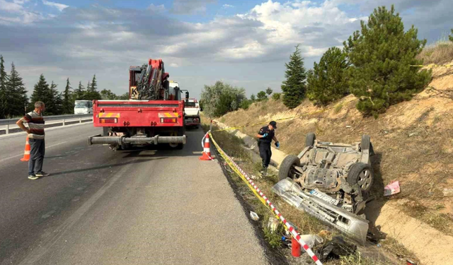 Afyonkarahisar'da feci kaza: Otomobil hurdaya döndü! Yaralılar var