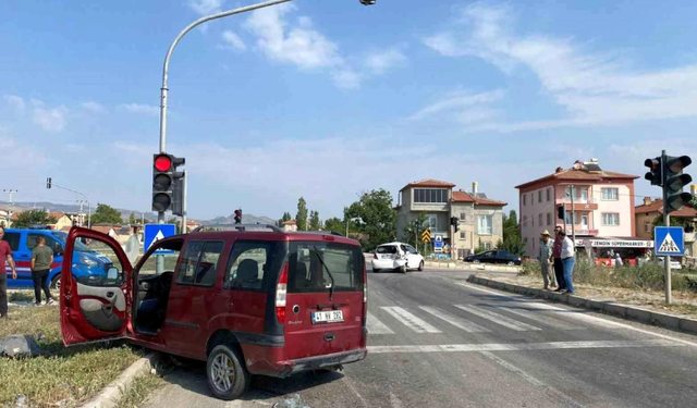 Afyonkarahisar'da iki otomobil çarpıştı: 4 yaralı var!