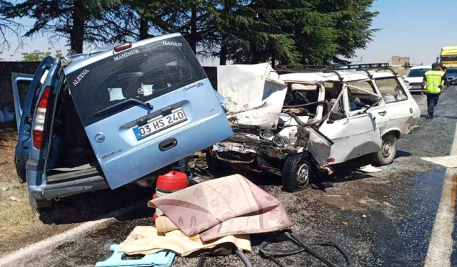 Afyonkarahisar'da iki araç çarpıştı: Kazada 2 kişi hayatını kaybetti!