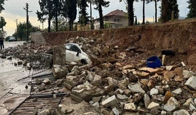 Denizli'de istinat duvarı otomobilin üzerine çöktü: Molozların altında kalan araç parçalandı!