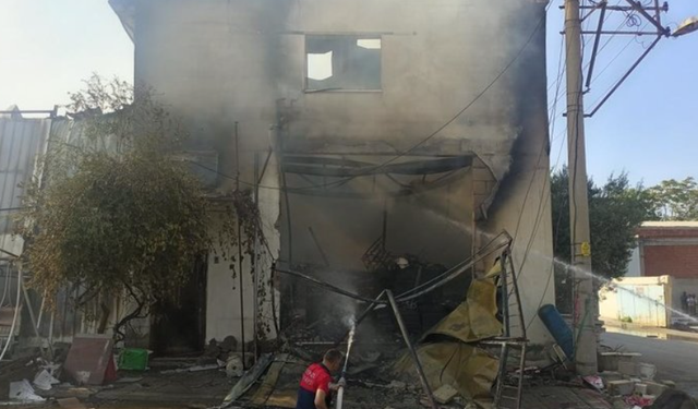 Denizli'de şarjda bırakılan telefon patladı: Fabrika yanarak kül oldu!