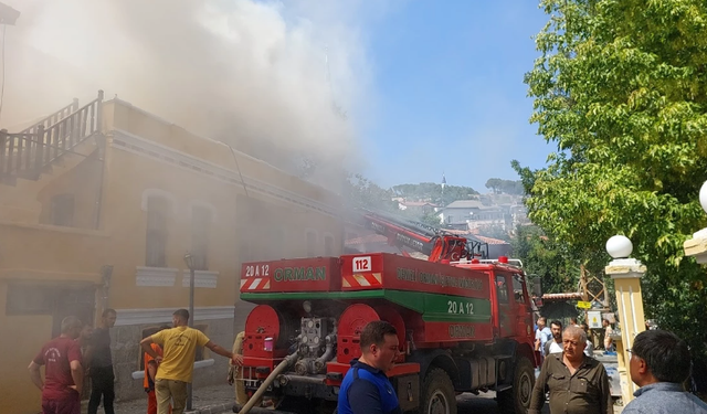 Denizli'de yangın paniği: Fırındaki yangın tarihi mekana sıçradı!