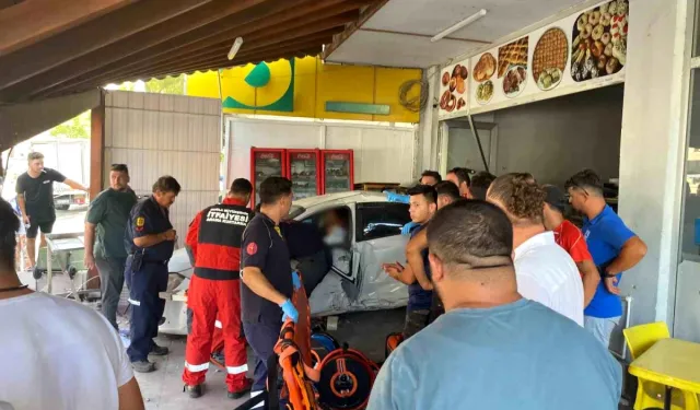 Muğla'da otomobil fırına daldı: 1'i ağır 2 yaralı var!