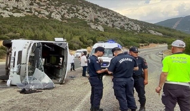 Denizli'den İzmir'e düğüne gidenleri taşıyan otobüs kaza yaptı: 1 kişi hayatını kaybetti, 26 yaralı var!